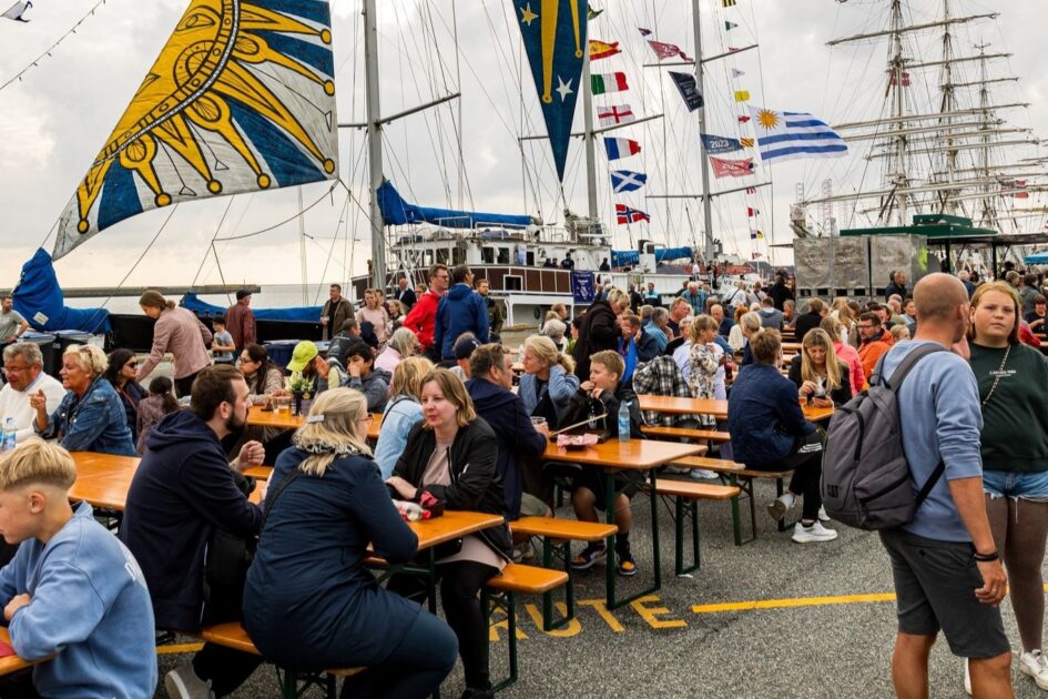 Mad og mennesker. Tall Ships Race 2025. Foto: Peter Langwithz Smith.
