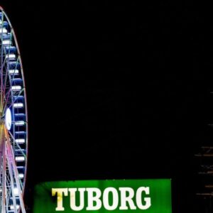 Det flotte pariserhjul lyser op i natten. Foto: Jack Eben Steffensen.