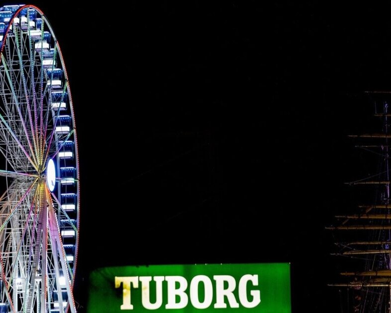 Det flotte pariserhjul lyser op i natten. Foto: Jack Eben Steffensen.