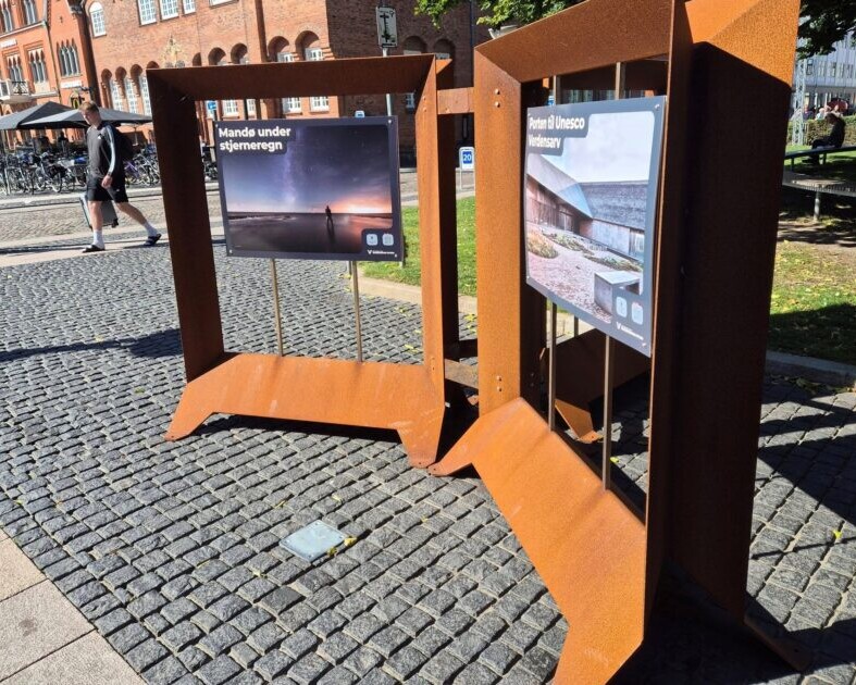 Stålrammerne er opsat ved Heerups Have og prydet med såkaldte 'visuals' om Vadehavsområdet. Foto. Peter Langwithz Smith.
