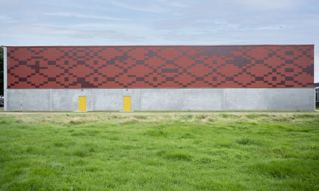 Springhallens facade er prydet af kunstværket Siksak, som kunstner Iben West står bag. Foto: Esbjerg Kommune.