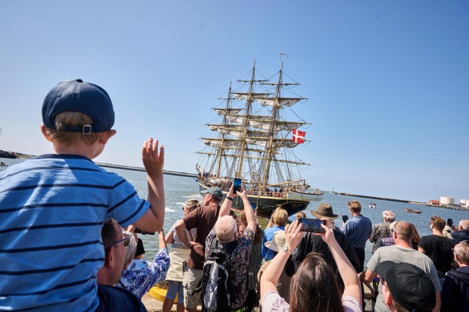 Mange steder langs havnen og stranden var oplagte til at vinke skibene farvel. Foto: Christer Holte.