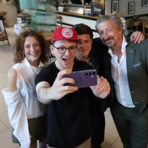 Autografjægeren fik sin selfie med skuespillerne i Broen tirsdag eftermiddag. Foto: Johnny Tauman.