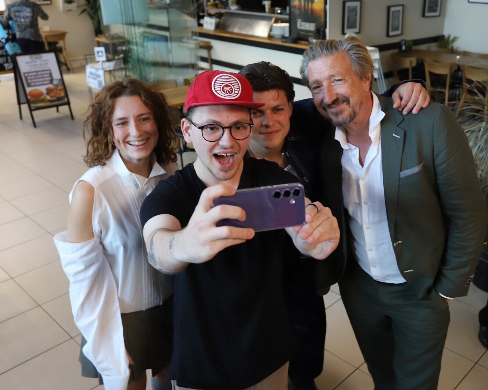 Autografjægeren fik sin selfie med skuespillerne i Broen tirsdag eftermiddag. Foto: Johnny Tauman.