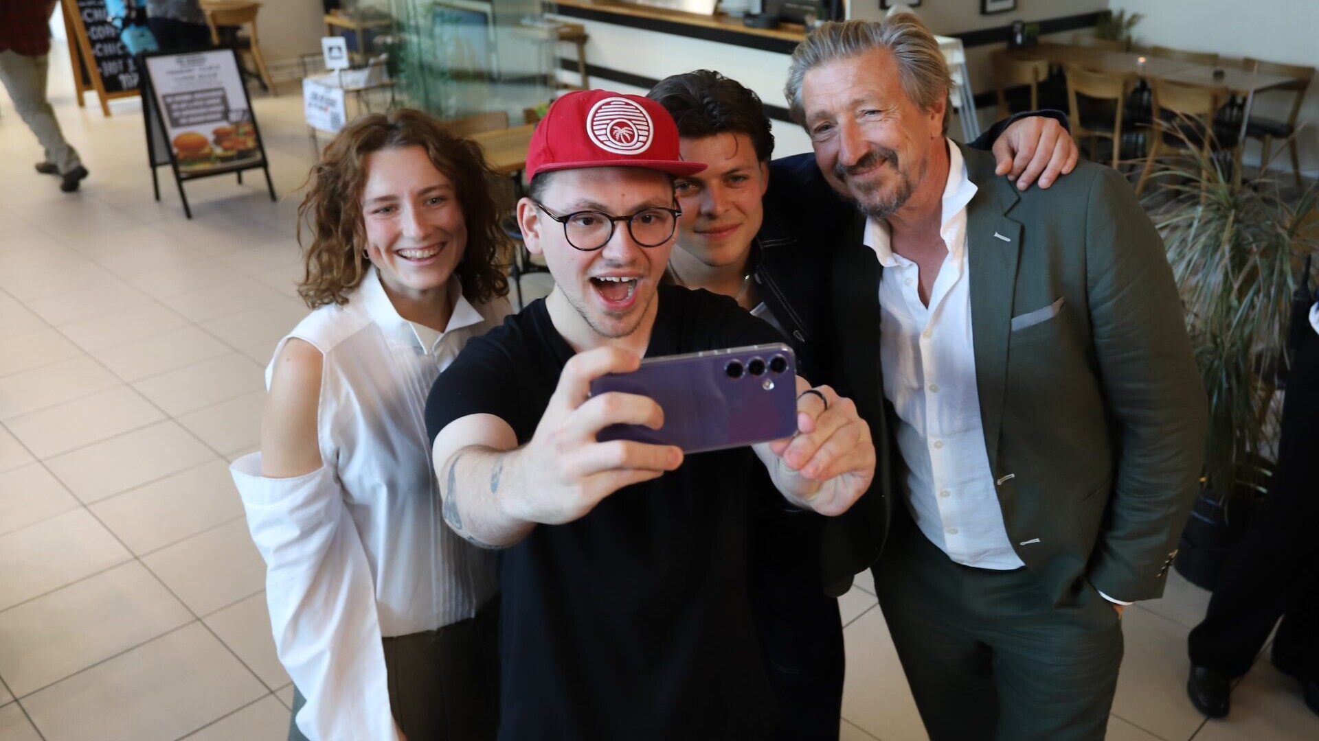 Autografjægeren fik sin selfie med skuespillerne i Broen tirsdag eftermiddag. Foto: Johnny Tauman.
