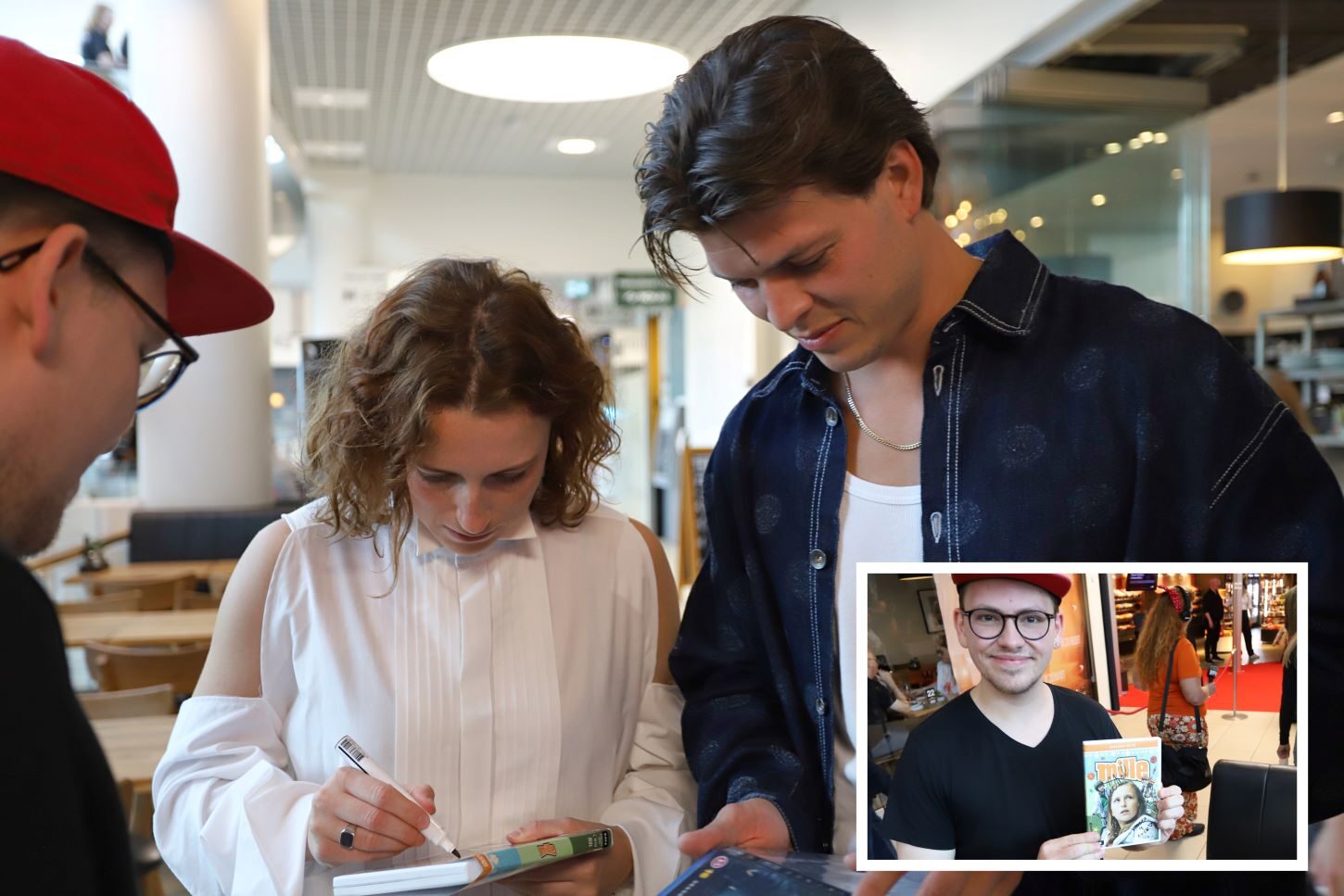 Begejstrede skuespillere delte beredvilligt autografer ud - også på Simon Henningsens medbragte dvd-film. Foto: Johnny Tauman.