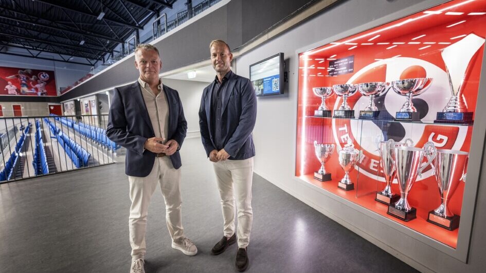 Hans Christian Warrer, direktør, Team Esbjerg (tv) og salgschef Claus Kristensen. Foto: Niels Husted.
