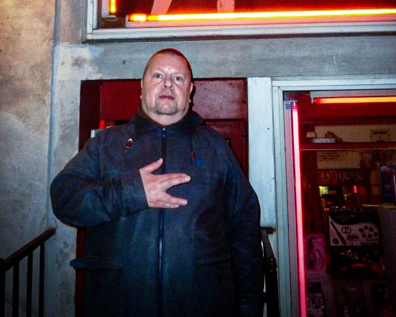 Henrik foran Club 34 i Istedgade i København for ti år siden. Privatfoto.