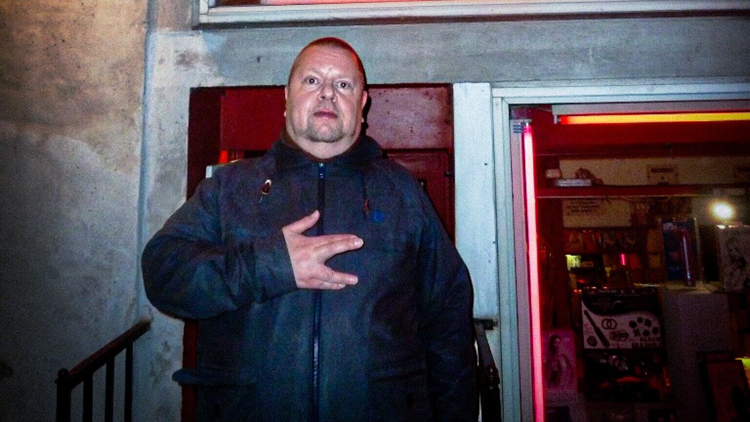 Henrik foran Club 34 i Istedgade i København for ti år siden. Privatfoto.