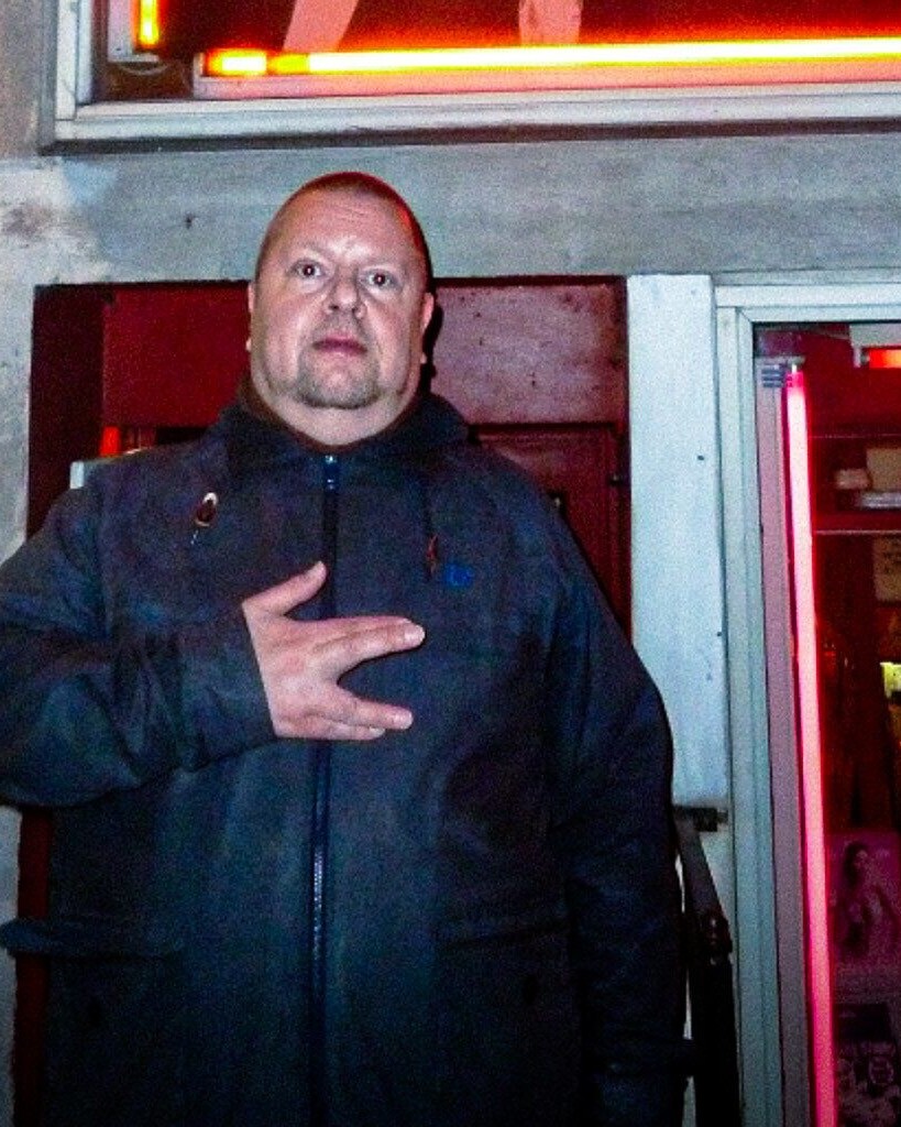 Henrik foran Club 34 i Istedgade i København for ti år siden. Privatfoto.