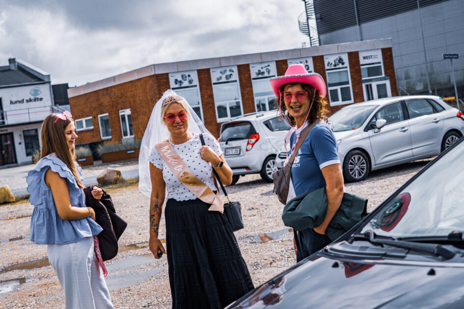 Louise, Gitte og Charlotte ankommer med højt humør og lyserøde briller til dagens polterabend i Esbjerg Havn. Foto: Fjodor Pedersen.