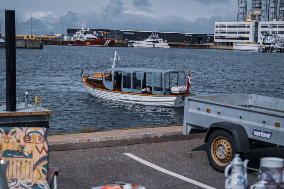 Lige bag kræmmerne på kajen er turbåden Martha ved at gøre klar til tur. Interesserede kan komme på havnerundfart eller sælsafari flere gange om dagen. Foto: Fjodor Pedersen.
