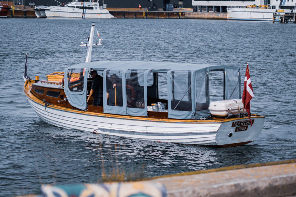 Turbåden Martha ligger klar ved kajen – klar til at tage de feststemte kvinder med nogle få sømil ud i Nationalpark Vadehavet. Foto: Fjodor Pedersen.