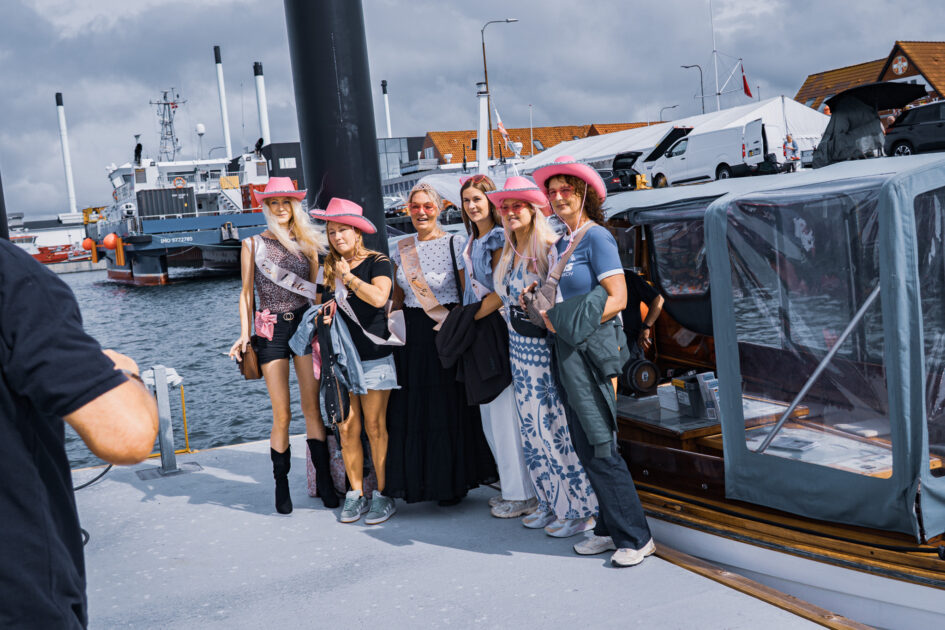 Hele holdet samlet til et gruppefoto, før turen går om bord. Klar til sejlads, rosé og latter. Foto: Fjodor Pedersen.