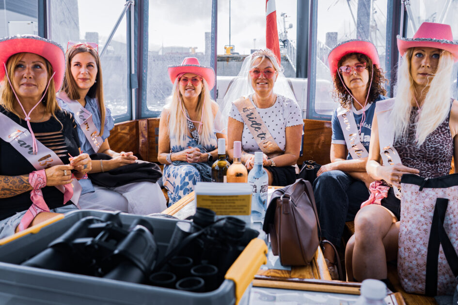 "Team Bride" på første parket med rosé i glasset og Esbjerg i baggrunden. Stemningen er allerede i top. Foto: Fjodor Pedersen.