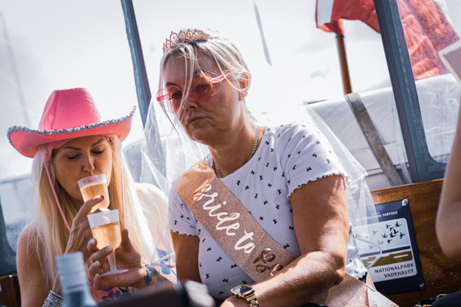 Et øjebliks stilhed og koncentration – Gitte får en velfortjent tår rosé på vej mod Langli Sand. Foto: Fjodor Pedersen.