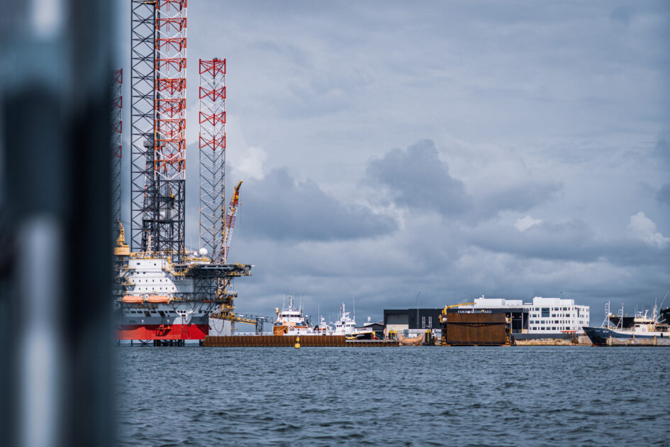 Fra olieboreplatforme til containerhavne – Esbjergs skyline set fra søsiden. Foto: Fjodor Pedersen.