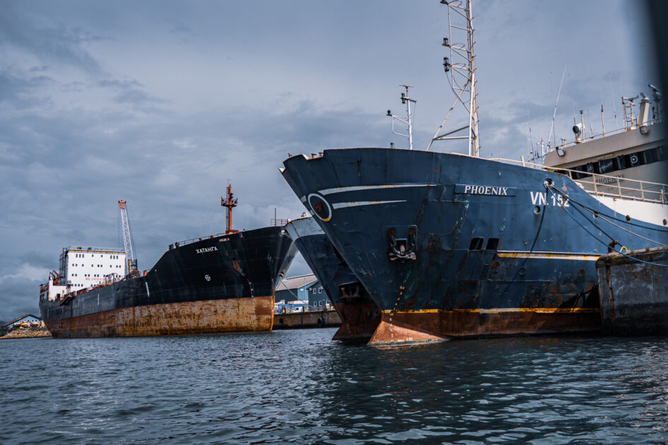 Mødet med de gamle kæmper: Fartøjerne PHOENIX og ХАТАНГА ved kaj i Esbjerg Havn. Foto: Fjodor Pedersen.