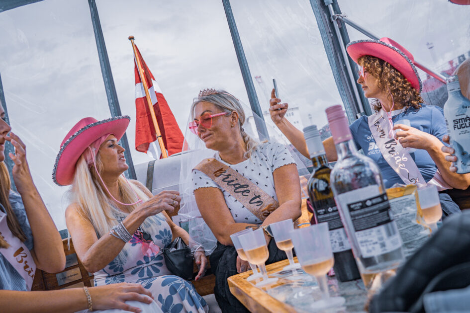 Selfies, skål og snak om minder: Bruden Gitte i midten af det hele med sit team omkring sig. Foto: Fjodor Pedersen.