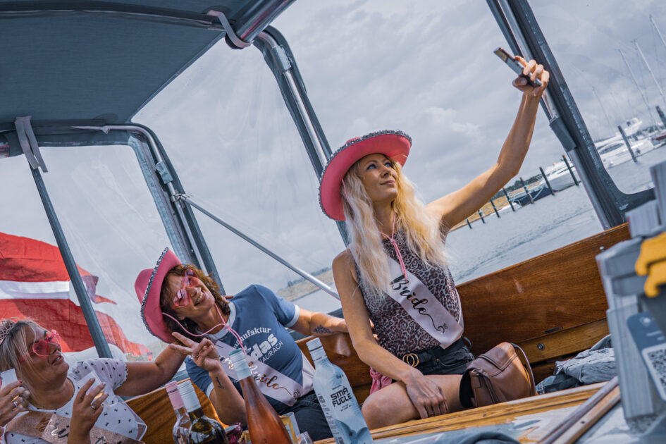Selfietime! Louise og Charlotte fanger stemningen med et snapshot – mens Dannebrog vajer i baggrunden. Foto: Fjodor Pedersen.