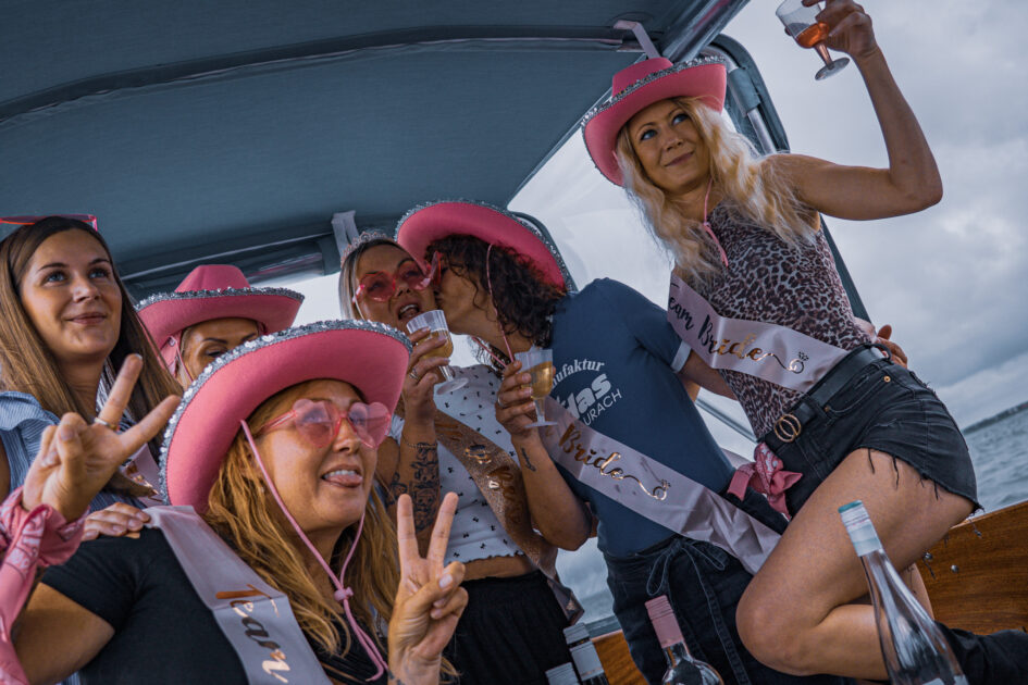 Party på havet! Et kys på kinden til bruden og et glas i hånden – humøret stiger sammen med bølgerne. Foto: Fjodor Pedersen.
