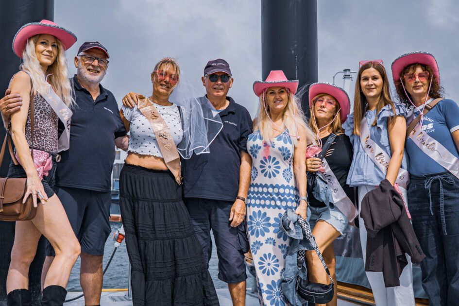 Afmønstring med stil: Bruden Gitte, hendes crew og de to søulke fra Martha samles til et sidste minde om en helt særlig sejltur i Esbjerg Havn. Foto: Fjodor Pedersen.