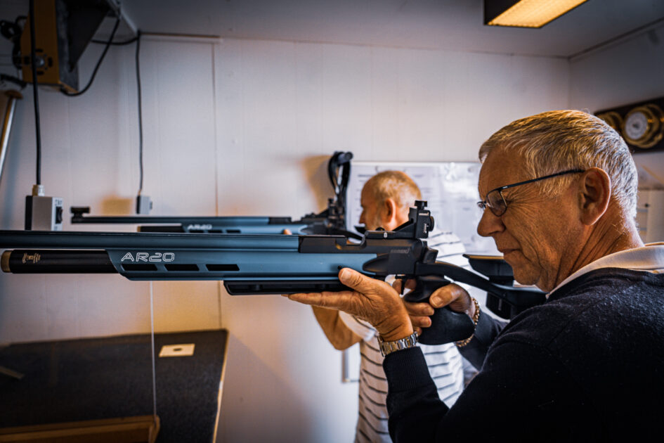 Frank og Harry er to af de garvede skytter i Marineforeningens skyttelaug. Foreningen har indrettet et tilstødende rum til denne aktivitet. Foto: Fjodor Pedersen.