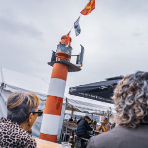 Det lille fyr imellem Marineforeningens bygning og havnebassinet er et synligt bevis på, hvor vi befinder os. Foto: Fjodor Pedersen.