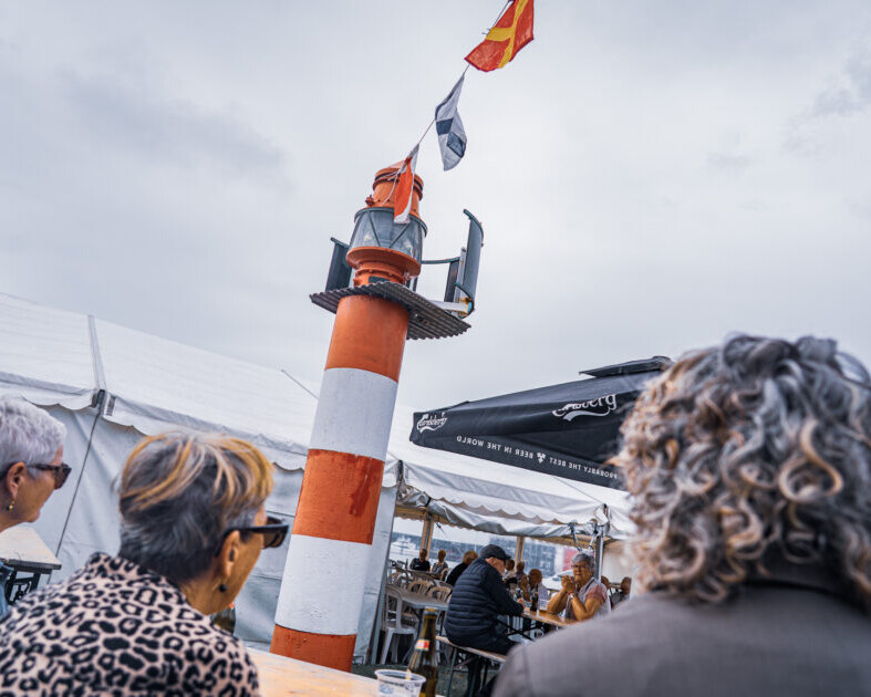 Det lille fyr imellem Marineforeningens bygning og havnebassinet er et synligt bevis på, hvor vi befinder os. Foto: Fjodor Pedersen.