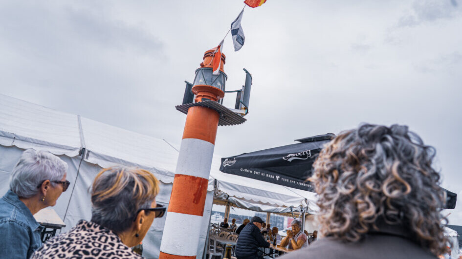 Det lille fyr imellem Marineforeningens bygning og havnebassinet er et synligt bevis på, hvor vi befinder os. Foto: Fjodor Pedersen.