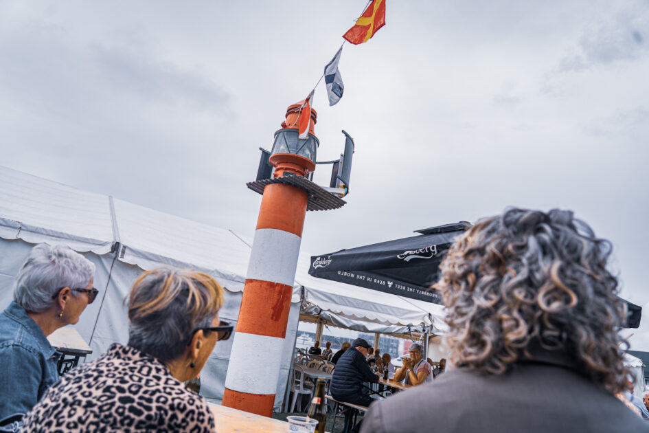 Det lille fyr imellem Marineforeningens bygning og havnebassinet er et synligt bevis på, hvor vi befinder os. Foto: Fjodor Pedersen.