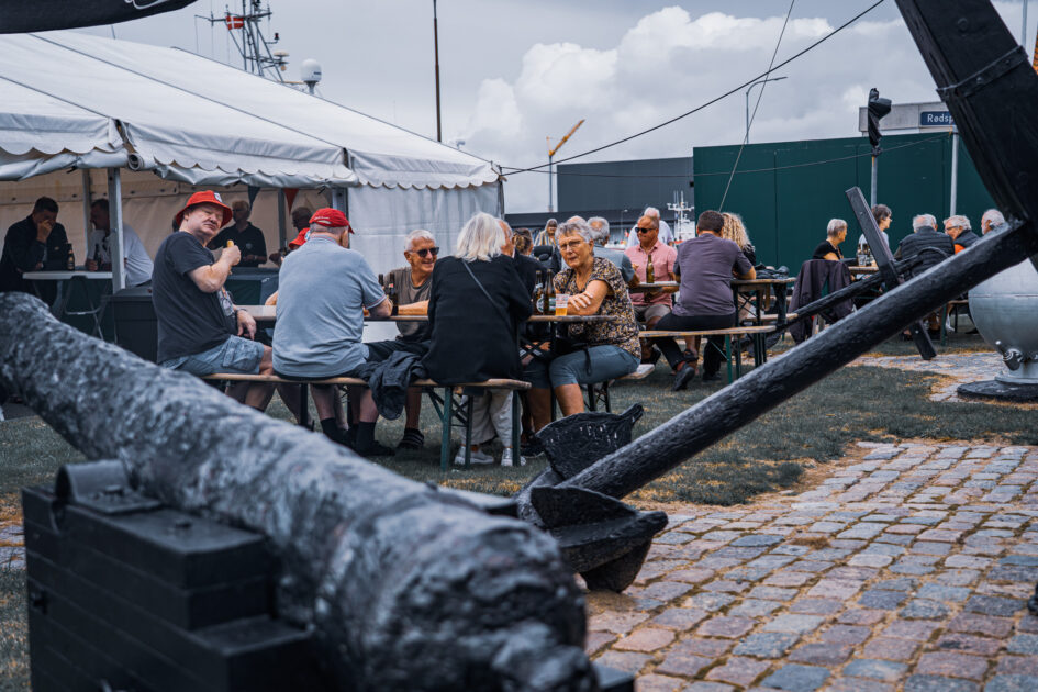 Vejret artede sig heldigvis således, at man kunne sidde og nyde en øl i det fri lige ved kajkanten. Foto: Fjodor Pedersen.