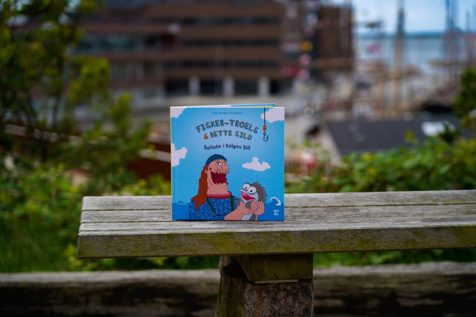 "Fisker-Troels & Bette Sild - Ballade i bølgen blå" kan købes hos blandt andet Varmings Boghandel. Foto: Fjodor Pedersen.