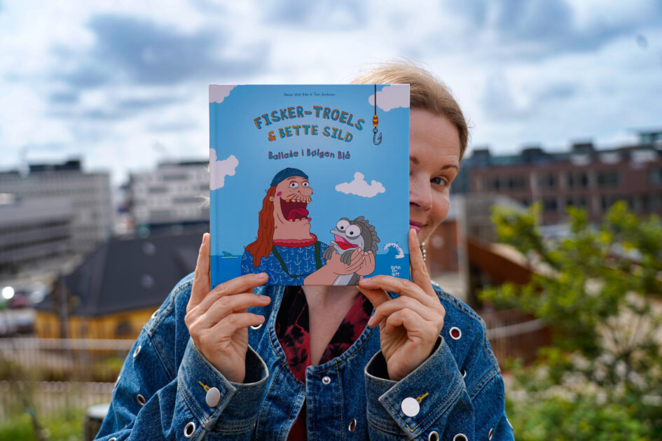 "Fisker-Troels & Bette Sild - Ballade i bølgen blå" kan købes hos blandt andet Varmings Boghandel. Foto: Fjodor Pedersen.