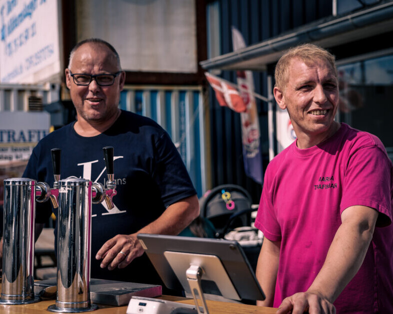 Erik (tv) og Johannes Knudsen havde fundet udebaren frem foran Marina Trafikbar. Foto: Fjodor Pedersen.