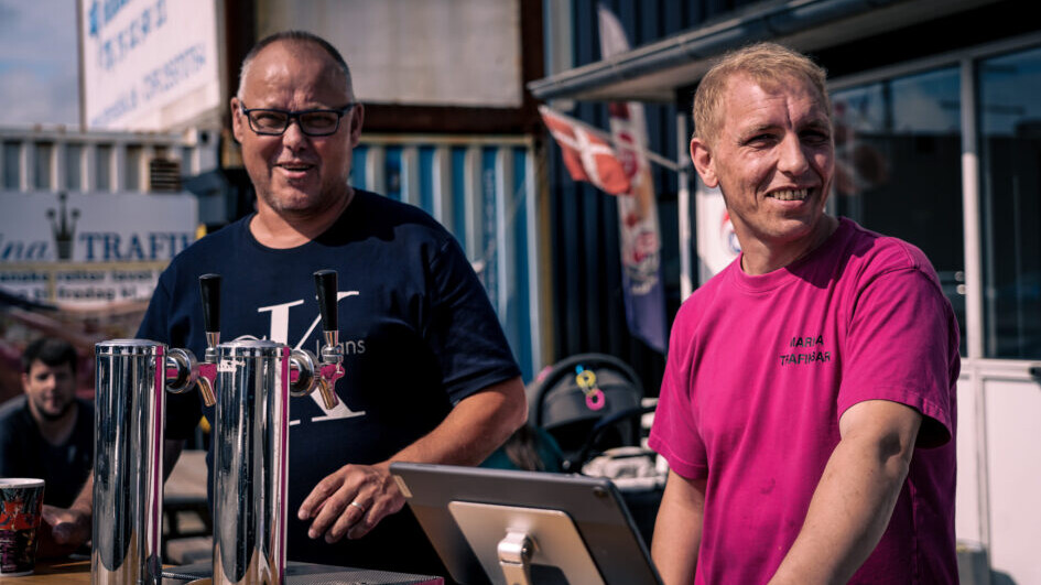 Erik (tv) og Johannes Knudsen havde fundet udebaren frem foran Marina Trafikbar. Foto: Fjodor Pedersen.