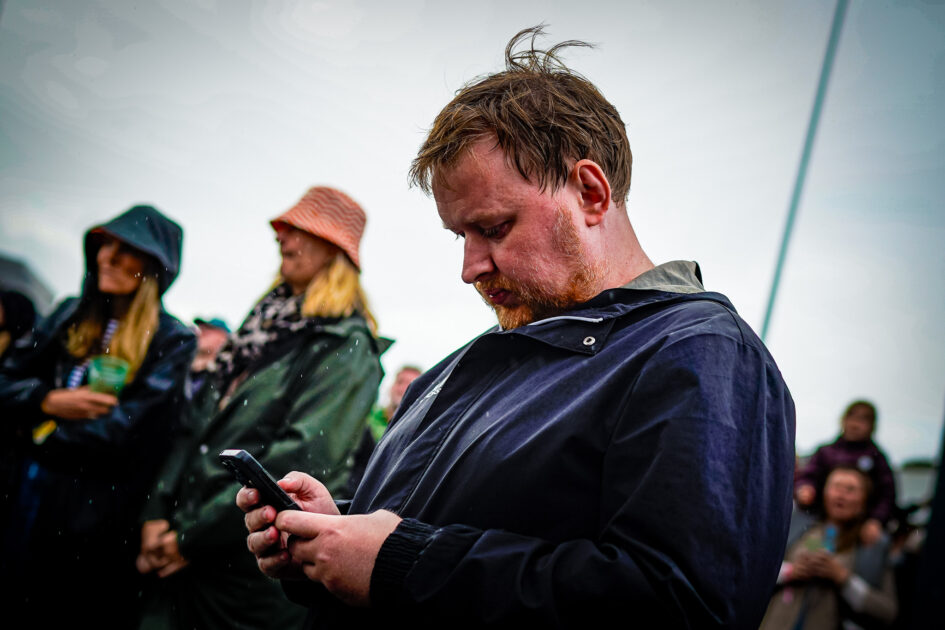 Der blev rapporteret flittigt fra mobilerne blandt de yngre festivalgæster. Foto: Fjodor Pedersen.