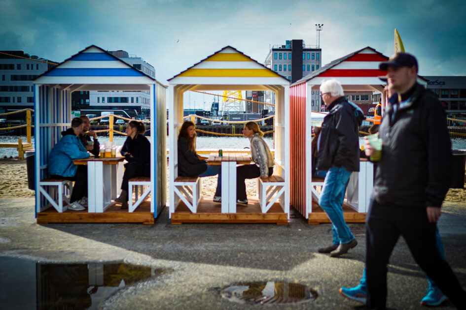 De tre strandhuse, som Rybners-elever har bygget. Foto: Fjodor Pedersen.