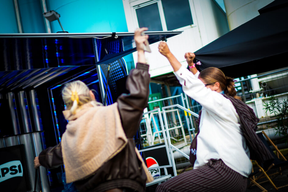 Der var lidt mere overtøj at spytte i dag i forhold til sidste års festival. Foto: Fjodor Pedersen.