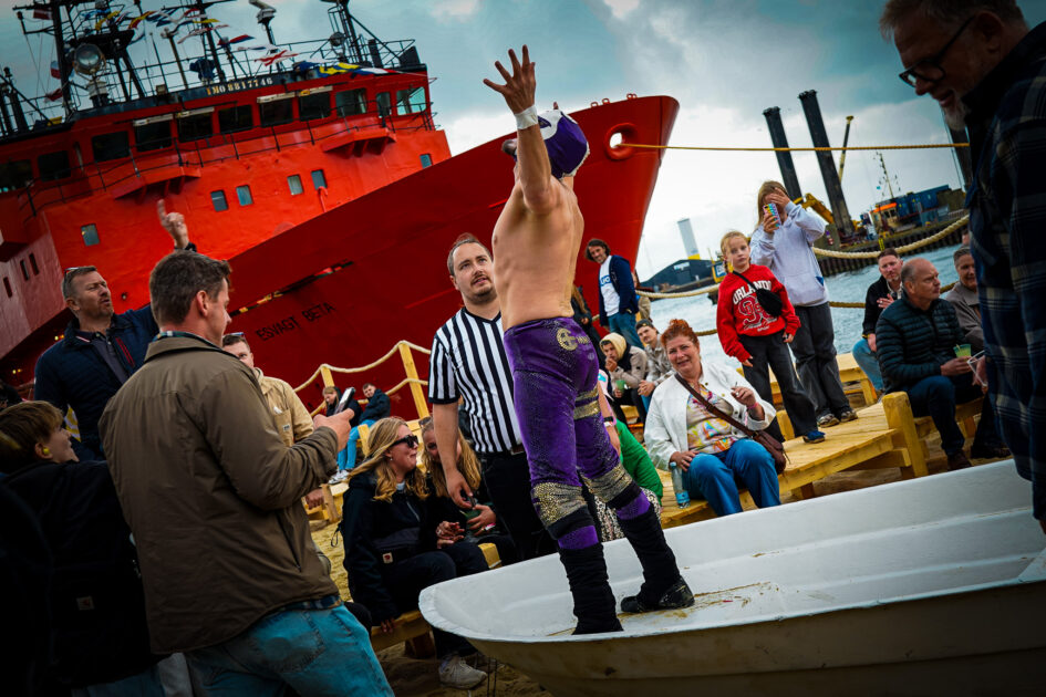 Suset byder på indtil flere sideshows - herunder wrestling - med et Esvagt-skib som kulisse! Foto: Fjodor Pedersen.
