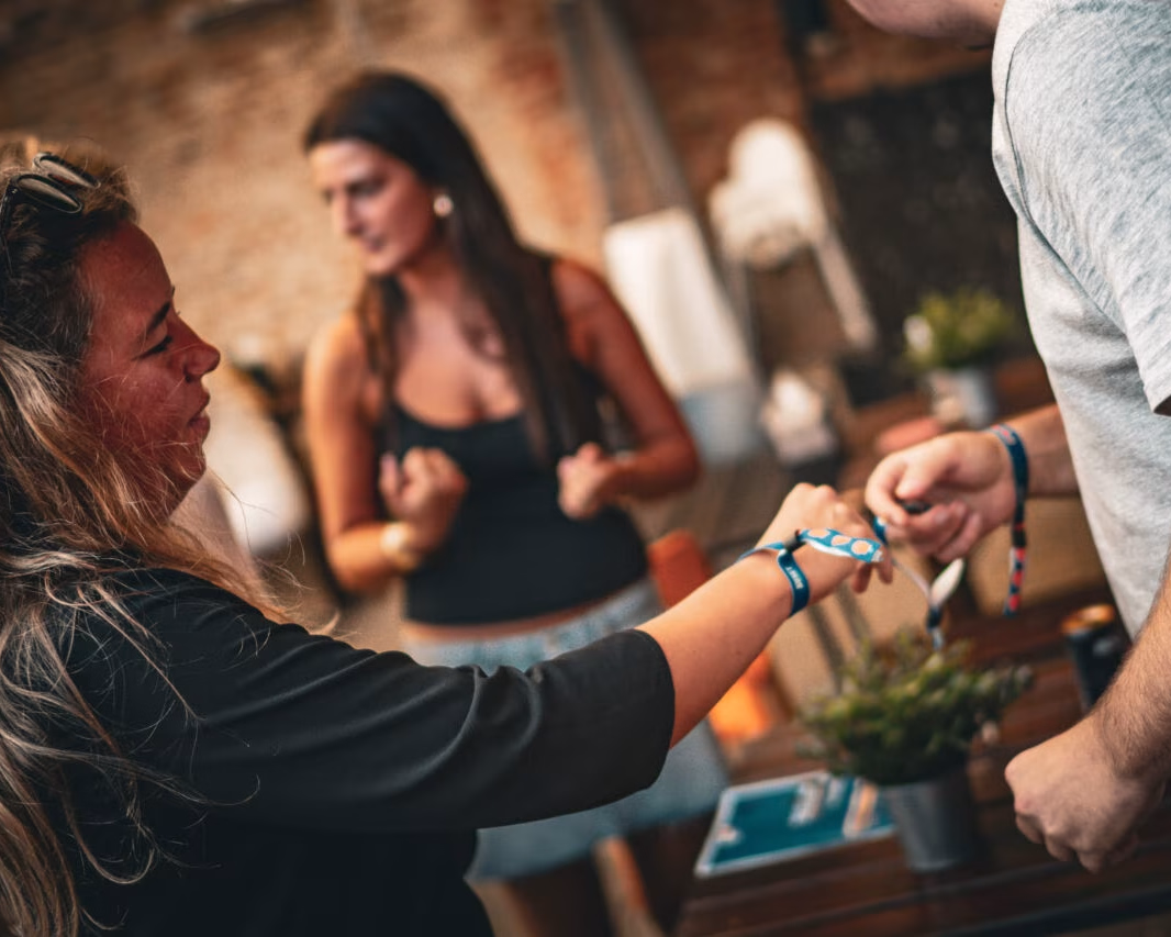 Også sidste år var armbåndspåsætningen på Esbjerg Street Food en begivenhed i sig selv. Arkivfoto: Fjodor Pedersen.