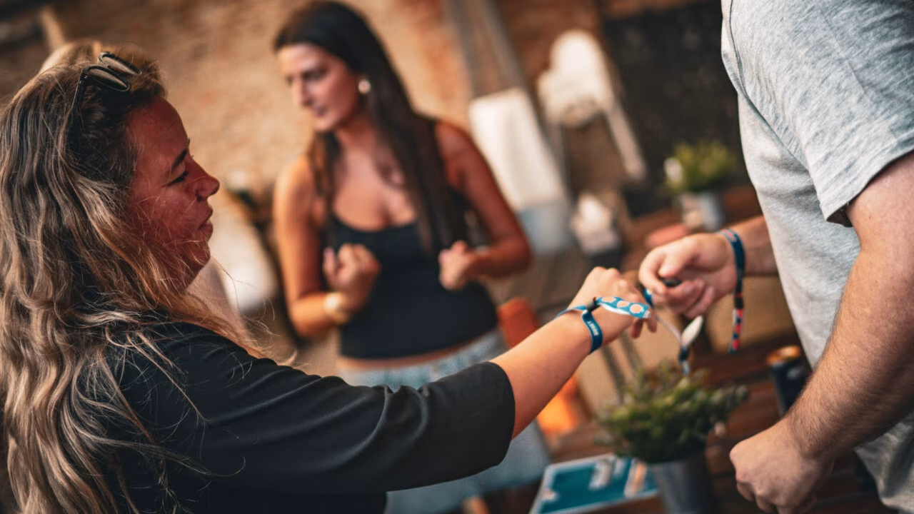 Også sidste år var armbåndspåsætningen på Esbjerg Street Food en begivenhed i sig selv. Arkivfoto: Fjodor Pedersen.