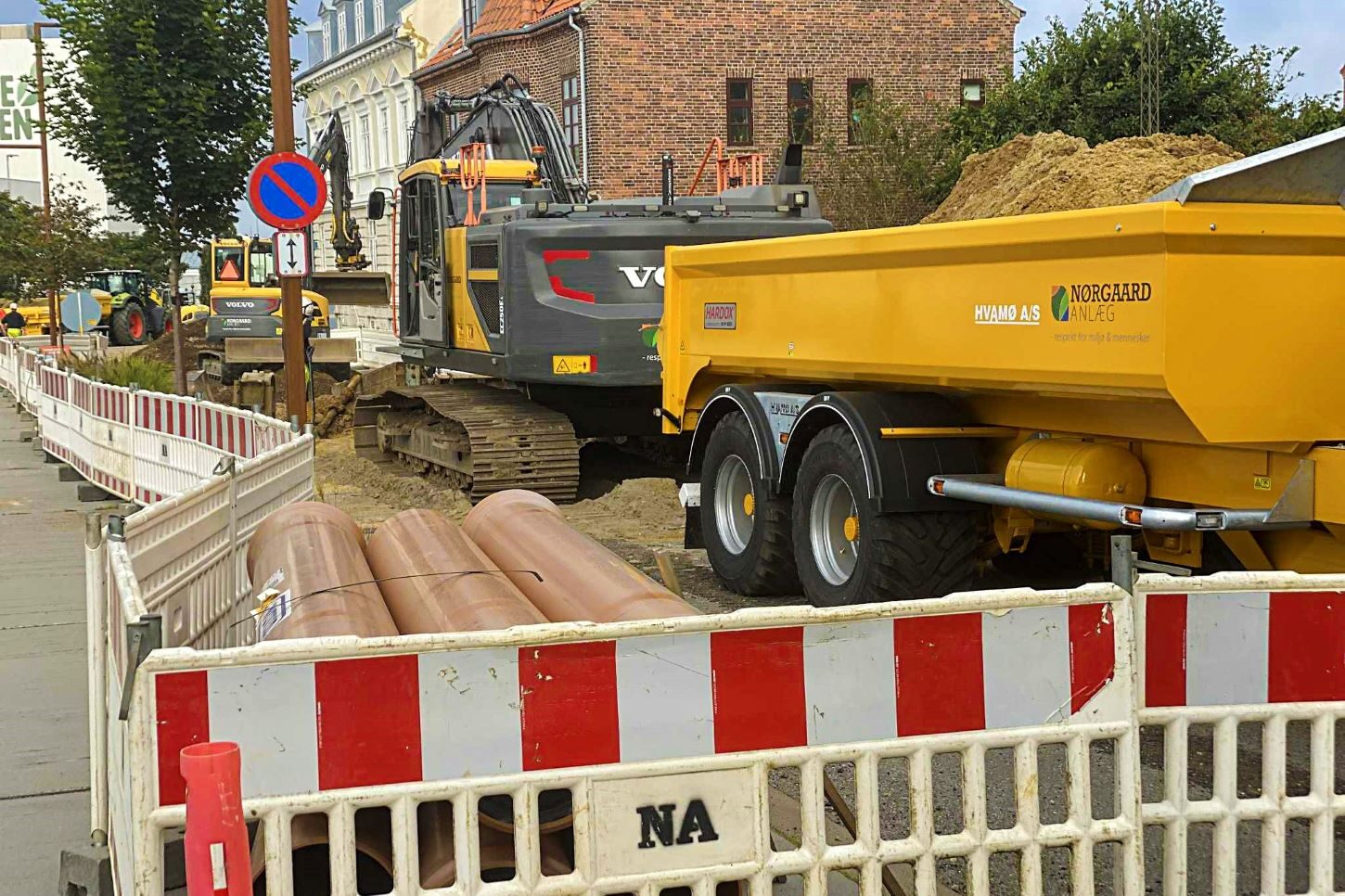Der graves i små bidder, da der skal støttes til siderne, hvor der er vand- og gasledninger. Foto: Johnny Tauman.