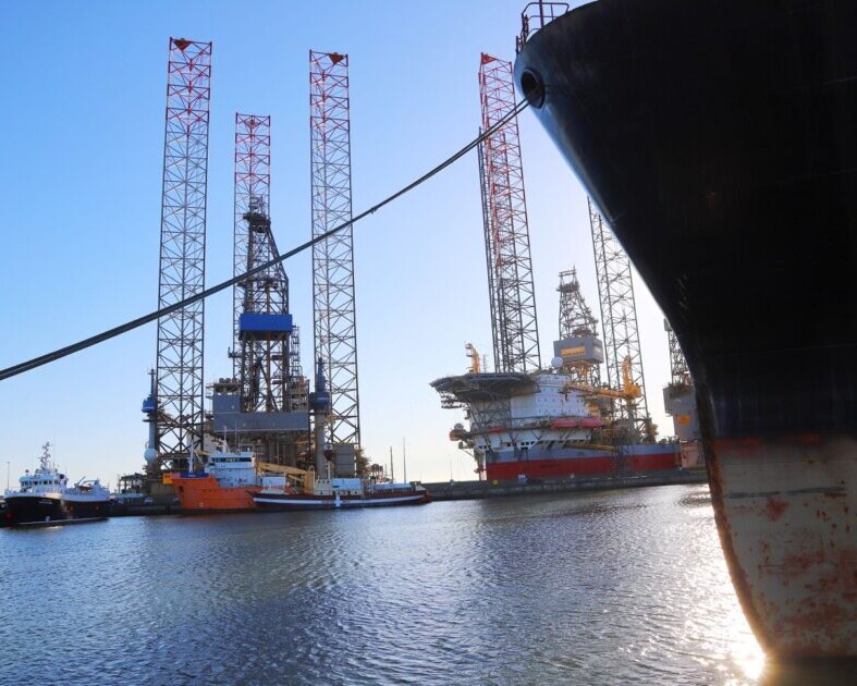 Masser af aktivitet ved Doggerkaj på Esbjerg Havn. Foto: Johnny Tauman.