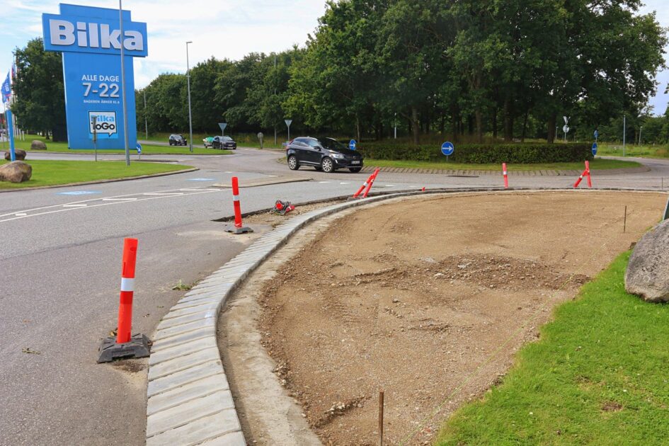 Forstærkning af rundkørslen - vareindkørslen. Foto: Johnny Tauman.