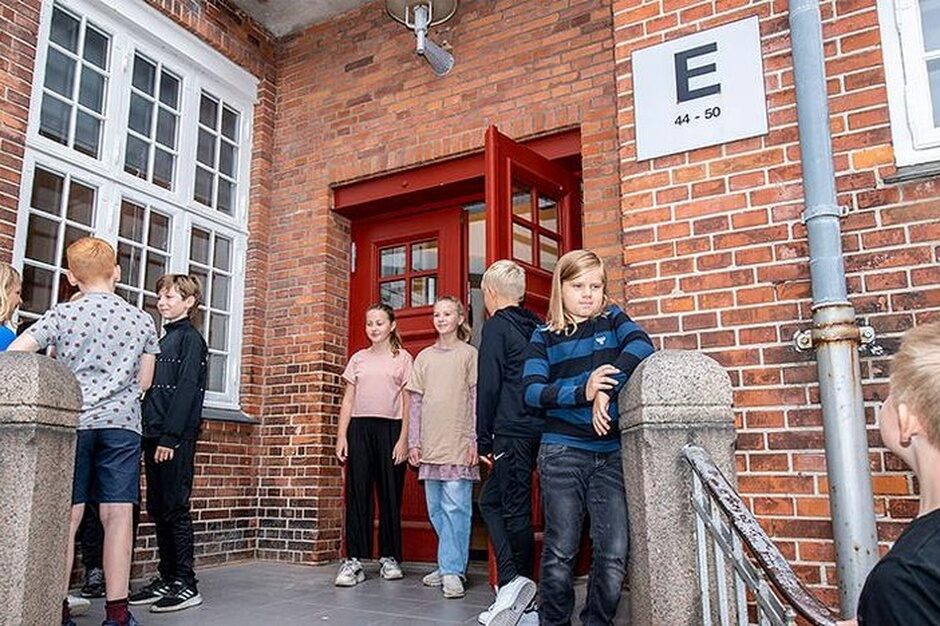 2020: På denne trappe er der blevet taget gruppebilleder siden fotografiets opfindelse! Undertegnedes klasse blev foreviget her til et billede i en af ugeaviserne, der handlede om vores konfirmationsønsker. EsbjergLiv.dk-skribent Lene Lund var forfatter på artiklen. Foto: Esbjerg Kommune.