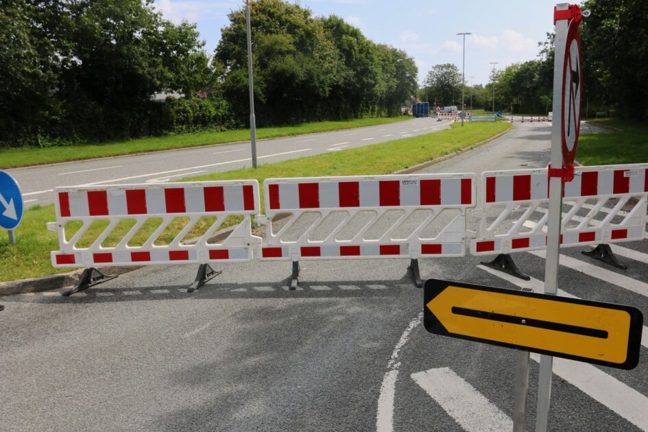 Grønlandsparken spærret for udkørsel til Gjesing Ringvej. Foto: Johnny Tauman.