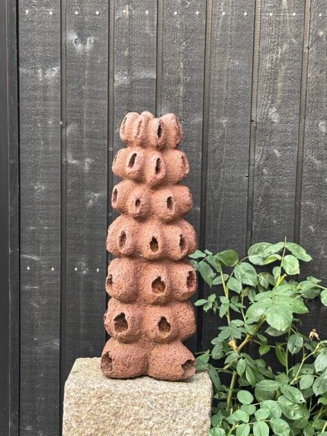 Skulptur i rustfarvet overflade – et eksempel på Lars Waldemars arbejde med form og struktur. Foto: Privat.