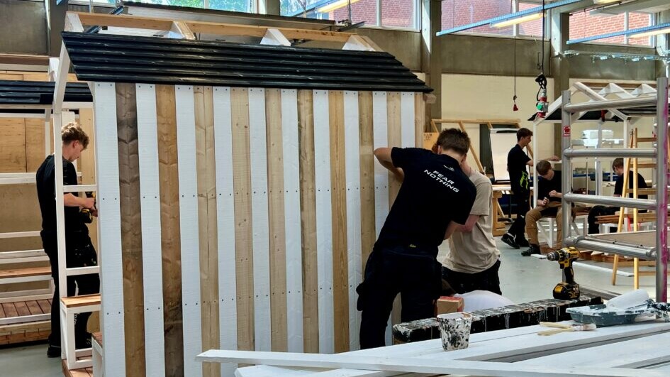 I alt 14 elever har været i sving for at få de tre strandhuse bygget. Privatfoto.