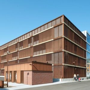 369 p-pladser fordelt på ni dæk blev det til på grunden, hvor elevrådet ville have haft en fodboldbane. Illustration: Jacob Due, Ravn Arkitektur.